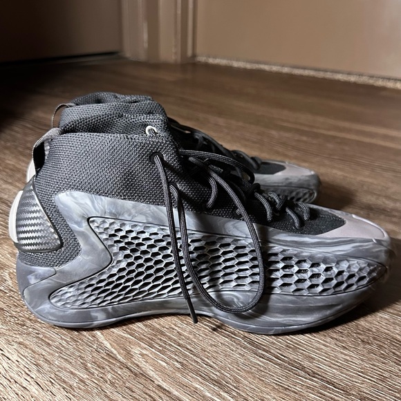 Adidas Men’s basketball shoes, size men’s 8.5 (women’s 9.5). - Picture 1 of 5